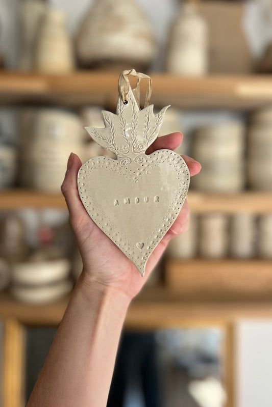 EX VOTO EN ARGILE ARTISANALE représentant un coeur et un message inscrit avec le mot amour. ceramique réalisée à la main