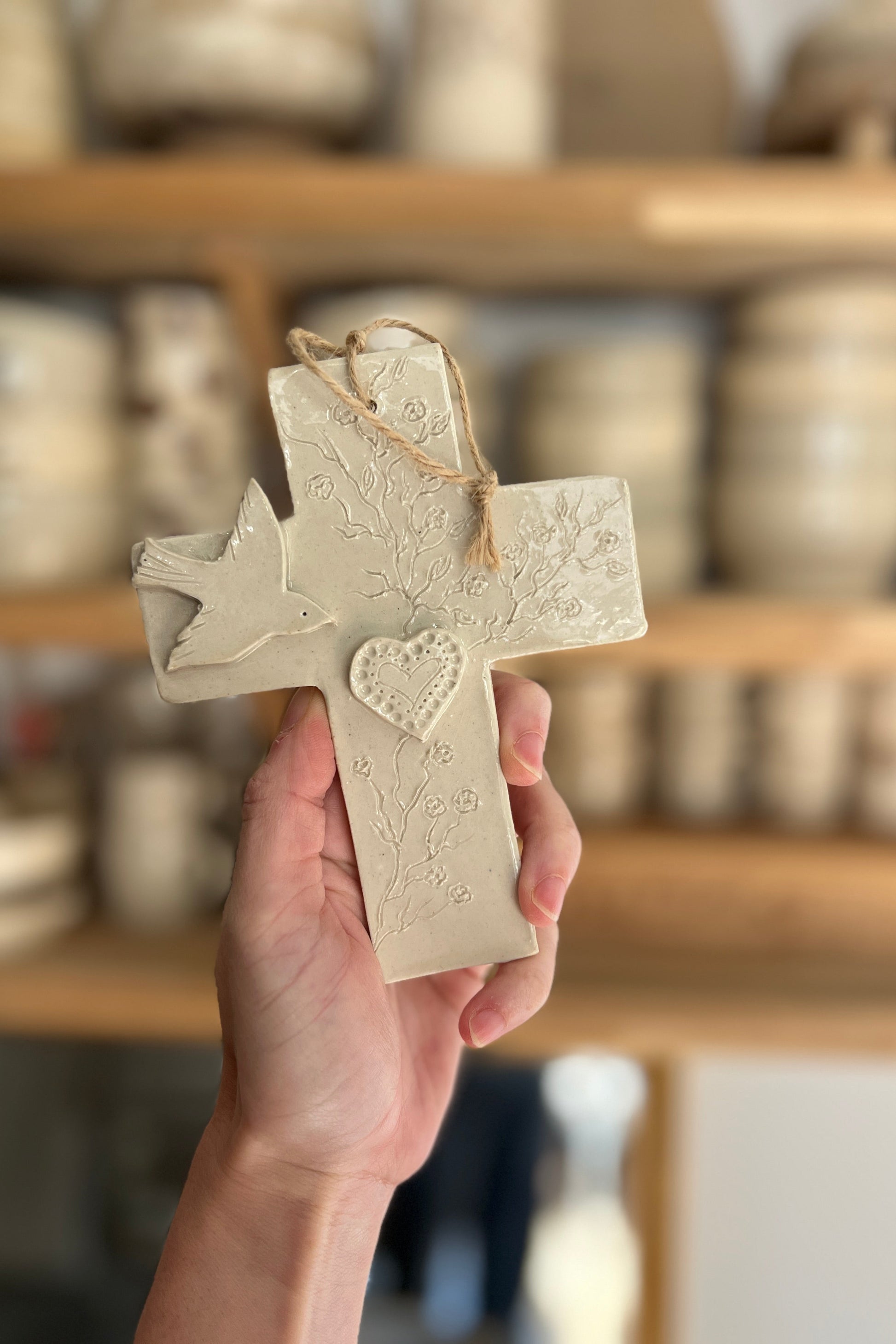 croix en terre faite a la main dans un atelier artisanal de poterie à baillargues près de Montpellier