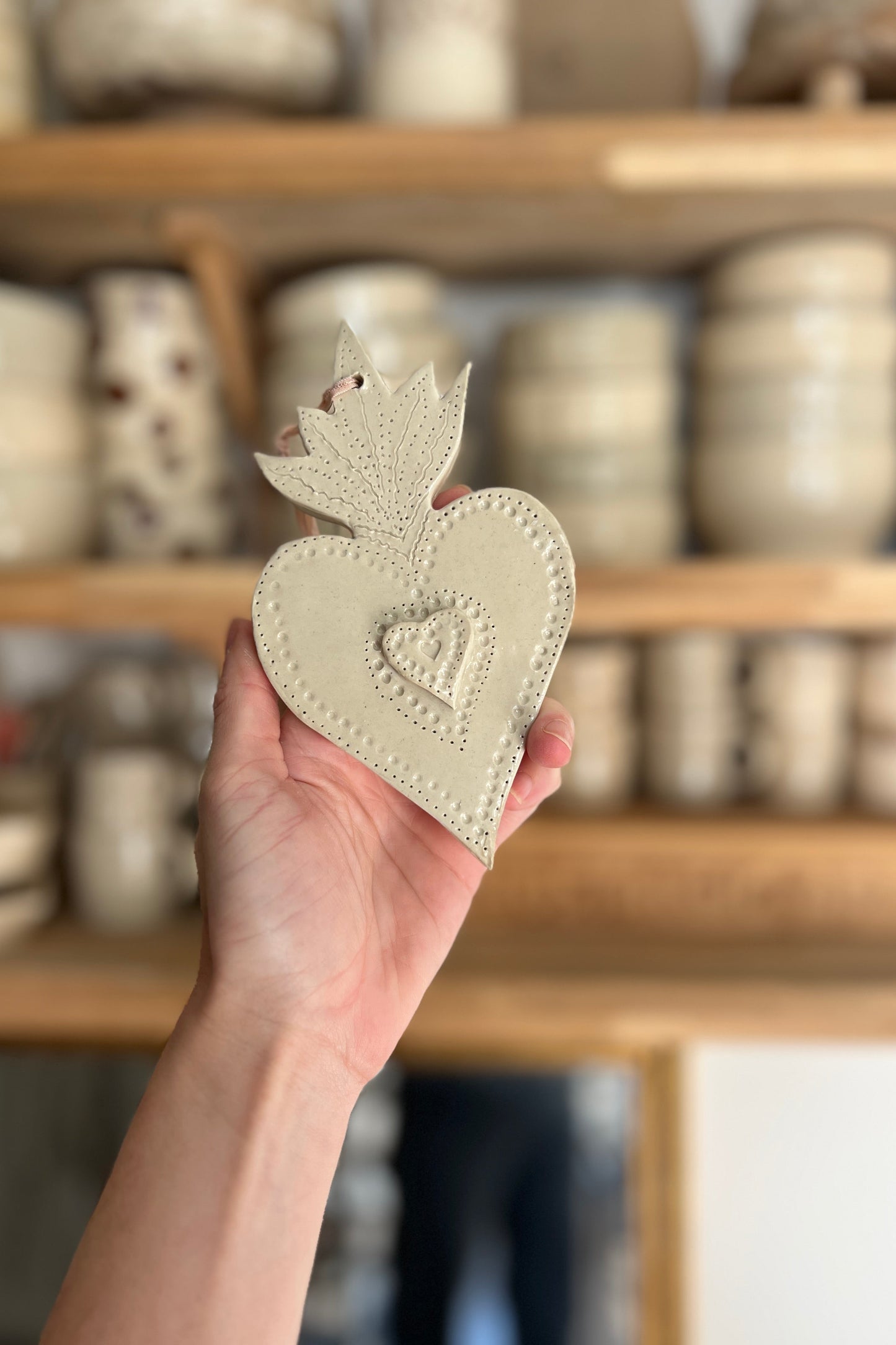 EX VOTO OU COEUR SACRE martelé en argile réalisé dans un atelier de poterie artisanale près de Montpellier pièce unique