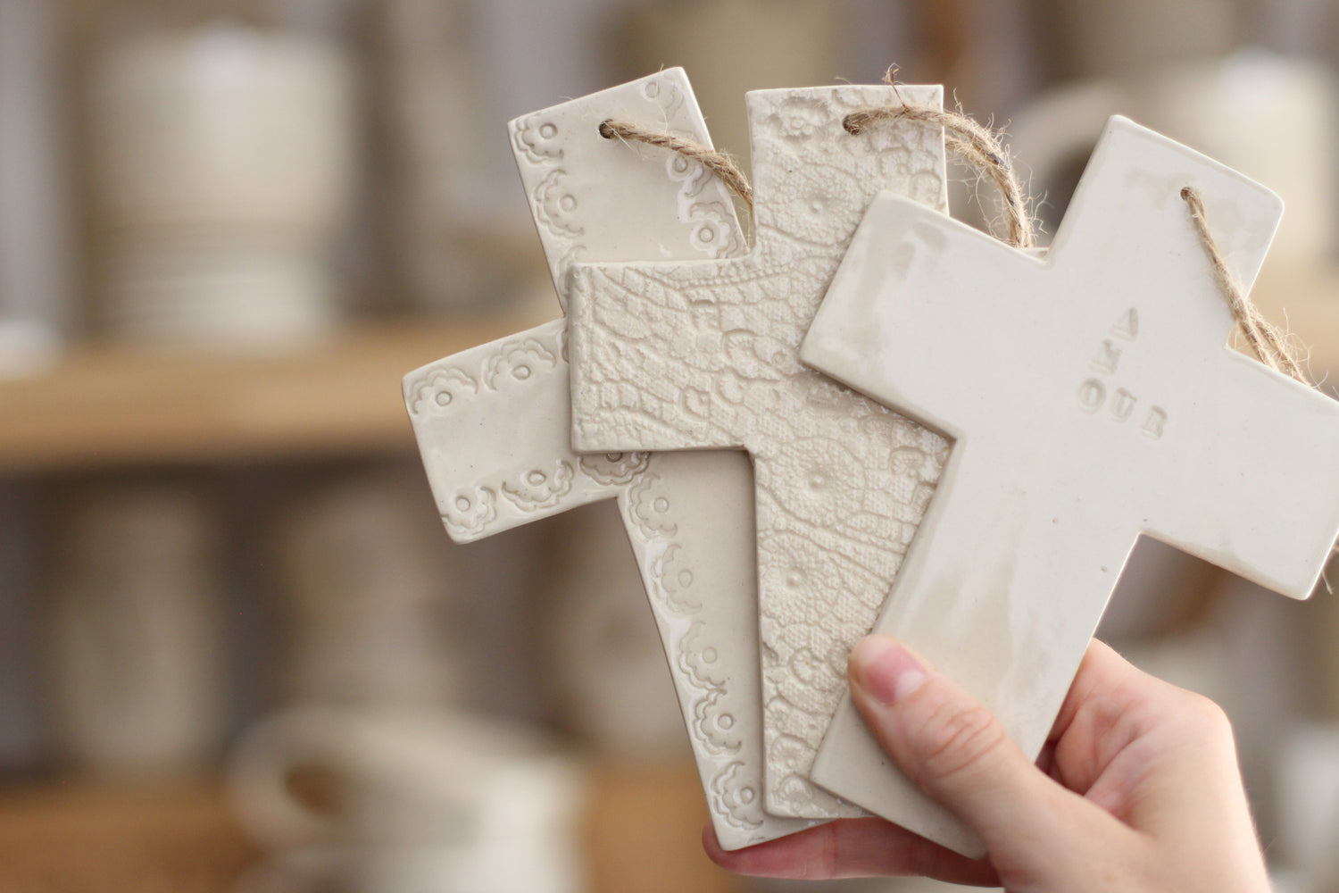 trois croix en céramique réalisées à la main dans un atelier de poterie proche de Montpellier 