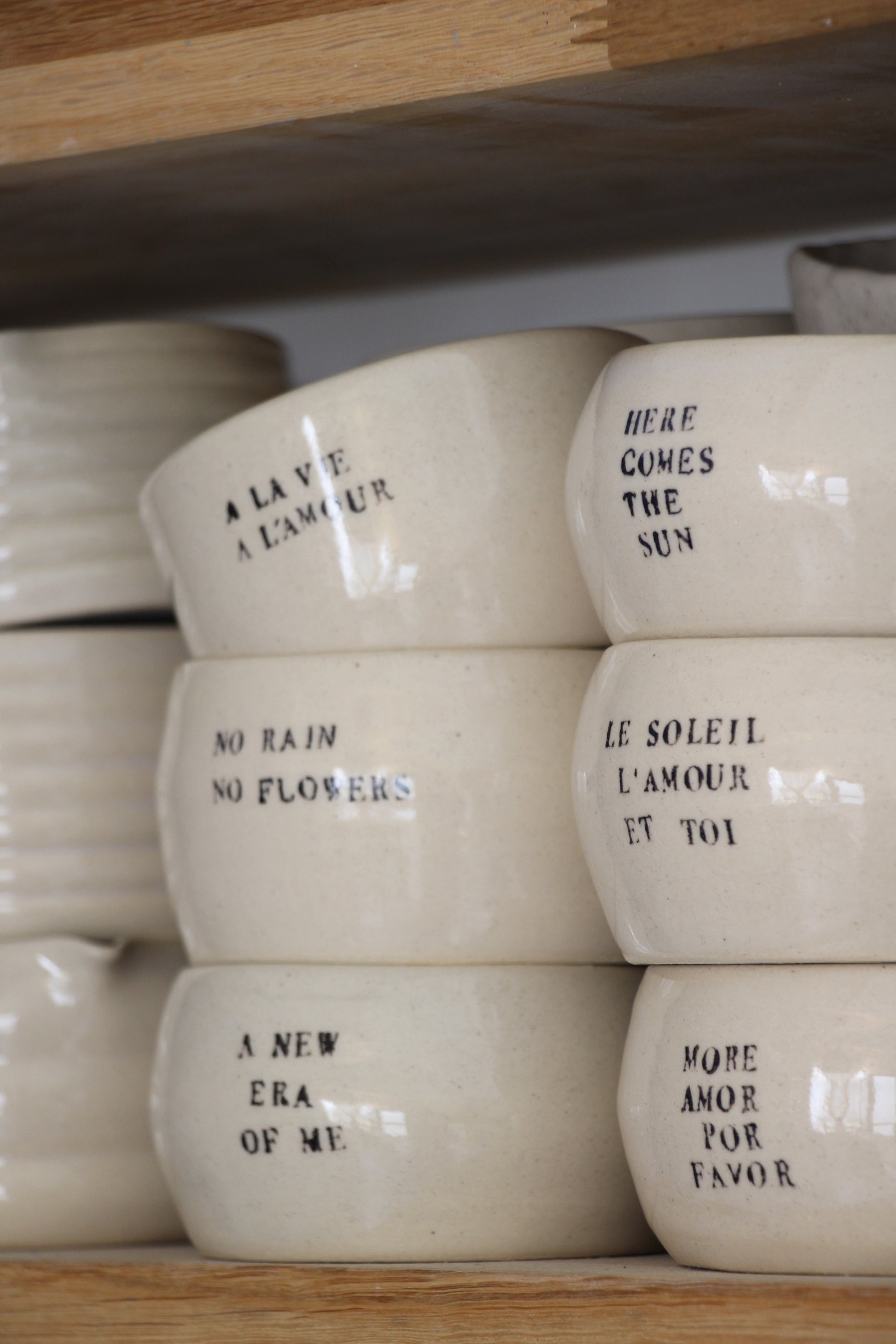 bols faits main tamponné a l'engobe artisanal dans un atelier de poterie à Montpellier