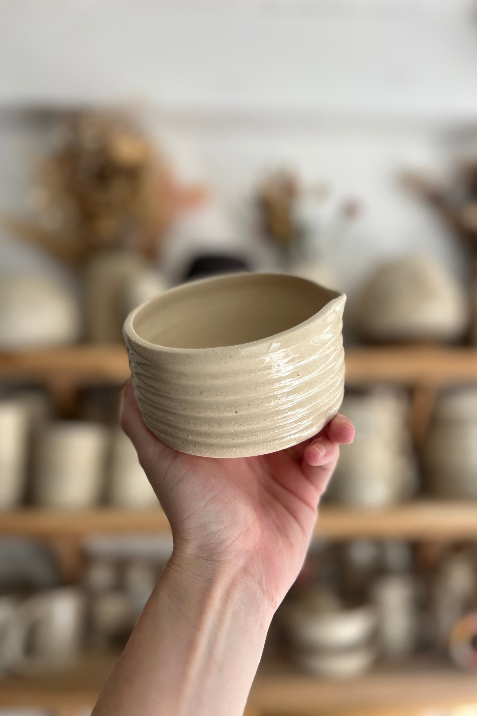 bol à matcha réalisé à la main en grès reculée, strié à l'éstèque, possède un bec verseur