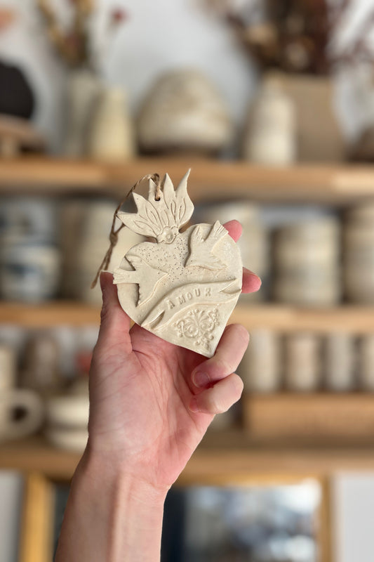 petit ex voto avec l'inscription amour accompagnée de deux oiseaux réalisé à la main artisanalement en terre 