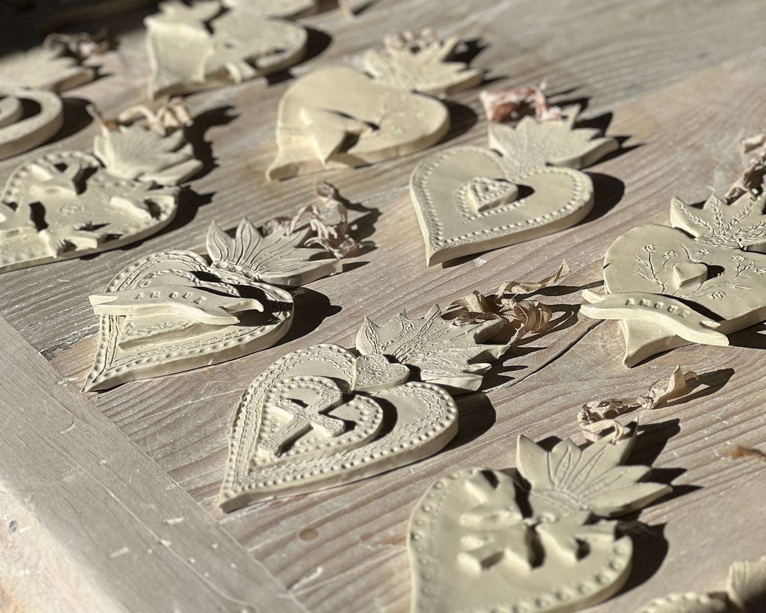 ensemble d'ex voto réalisés artisanalement à Montpellier en céramique