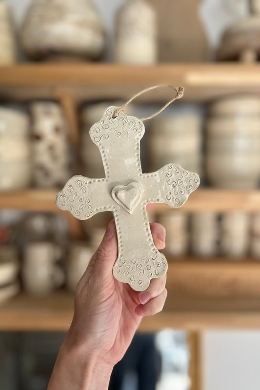 croix en céramique argile émaillée réalisée a la main martelée et avec un coeur en relief au centre. faite dans un atelier de poterie de Montpellier