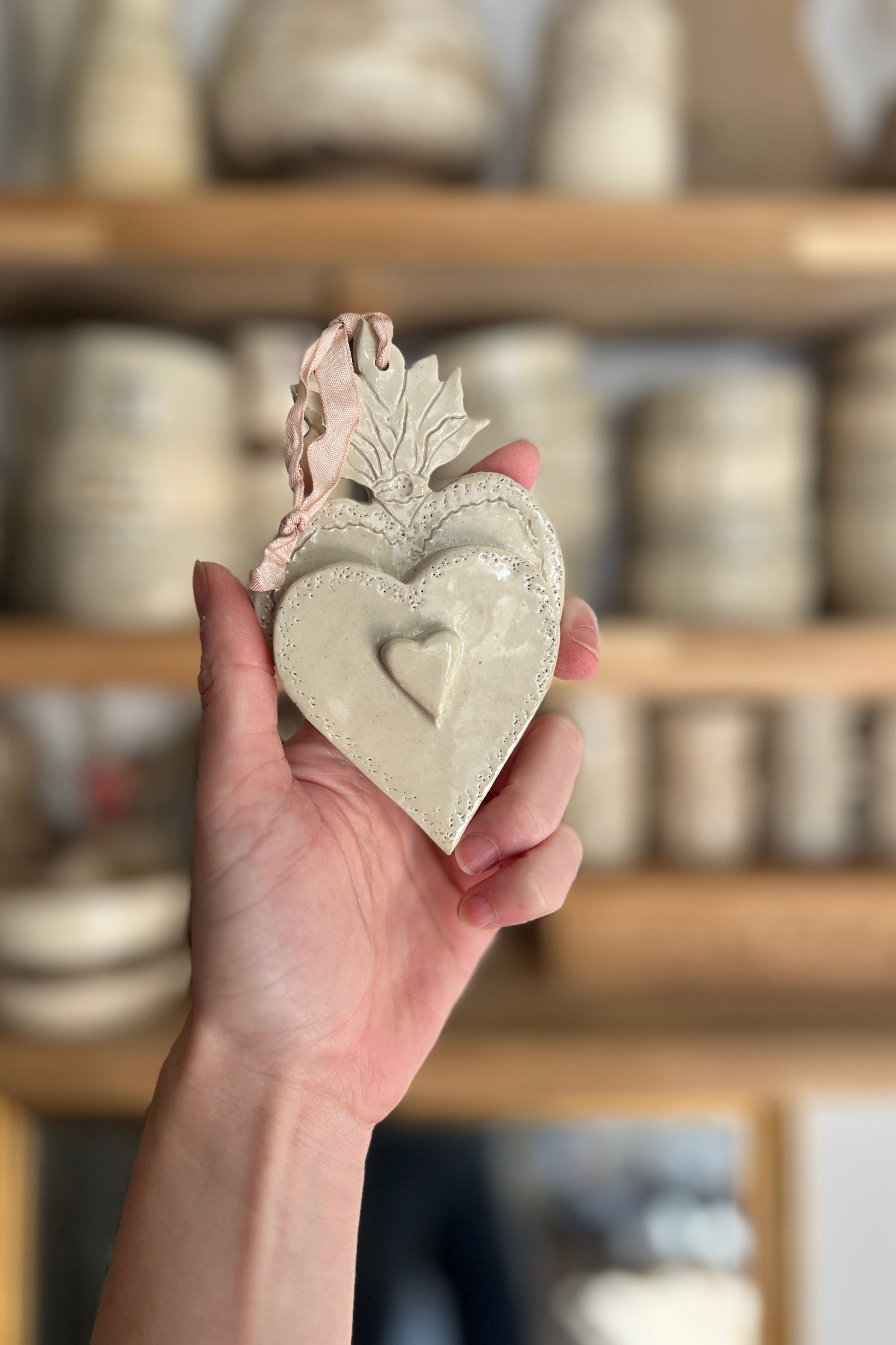 ex voto ou coeur sacré en argile fait a la main dans un atelier de poterie a Montpellier pièce unique représentant deux coeurs superposés en relief