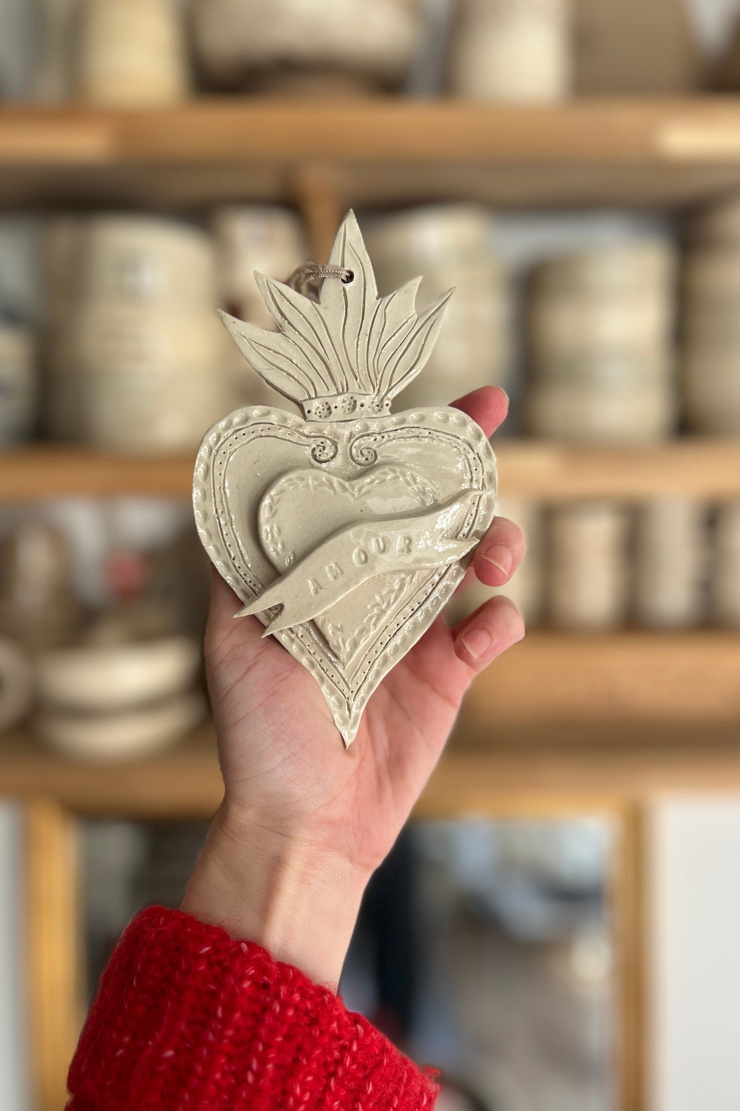 ex voto artisanal en terre ceramique message amour et détails martelés sur la terre