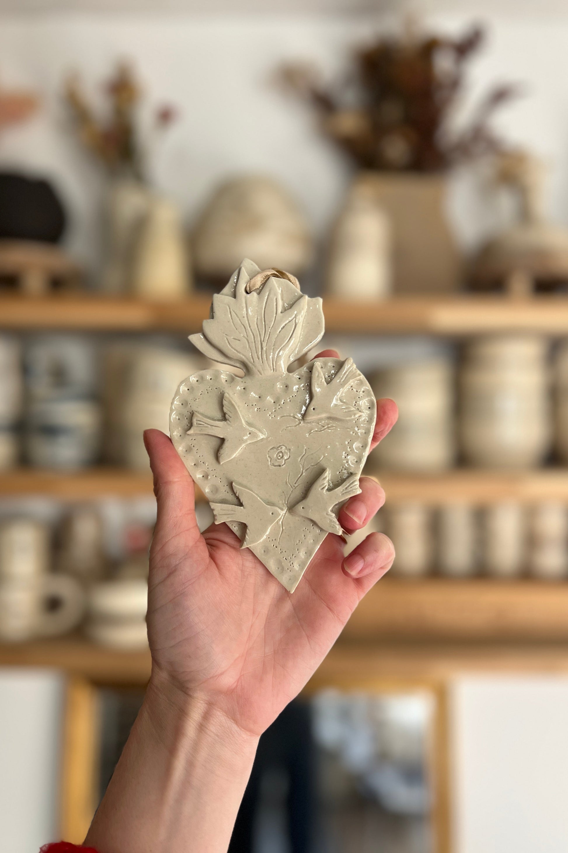 coeur sacré ou ex voto fait à la main par une céramiste de Montpellier il comporte 4 oiseaux et des dessins gravés dans la terre