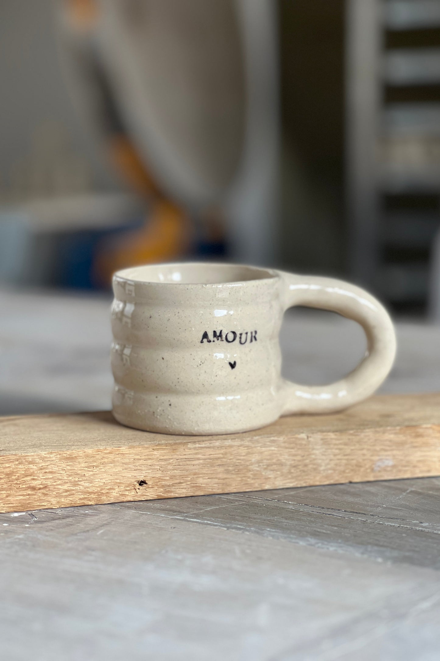 mug bubble artisanal fait à la main avec inscription amour tamponnée en ceramique à Montpellier
