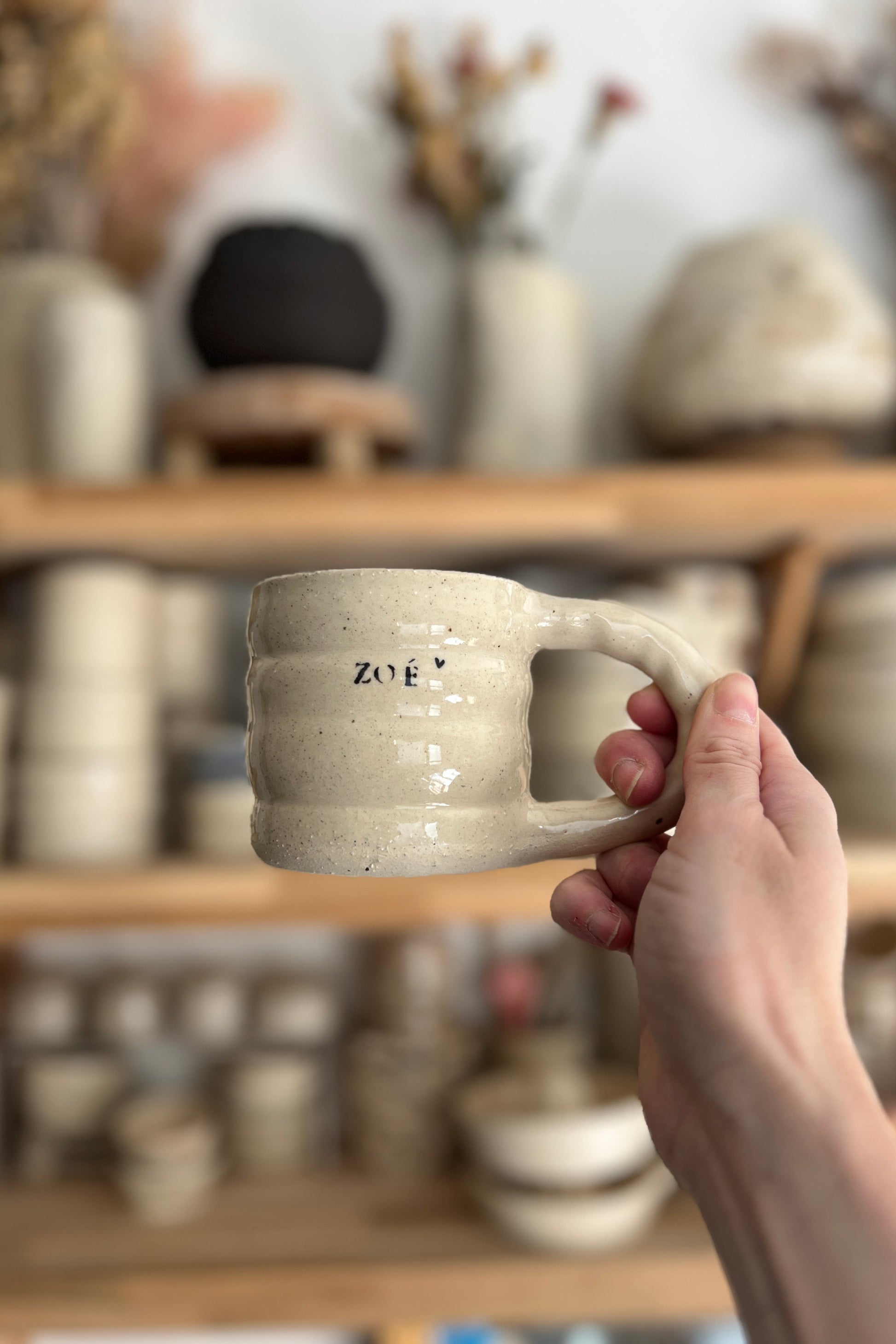 mug artisanal bulbe fait dans un atelier de poterie à Montpellier personnalisable, lettre tamponnée