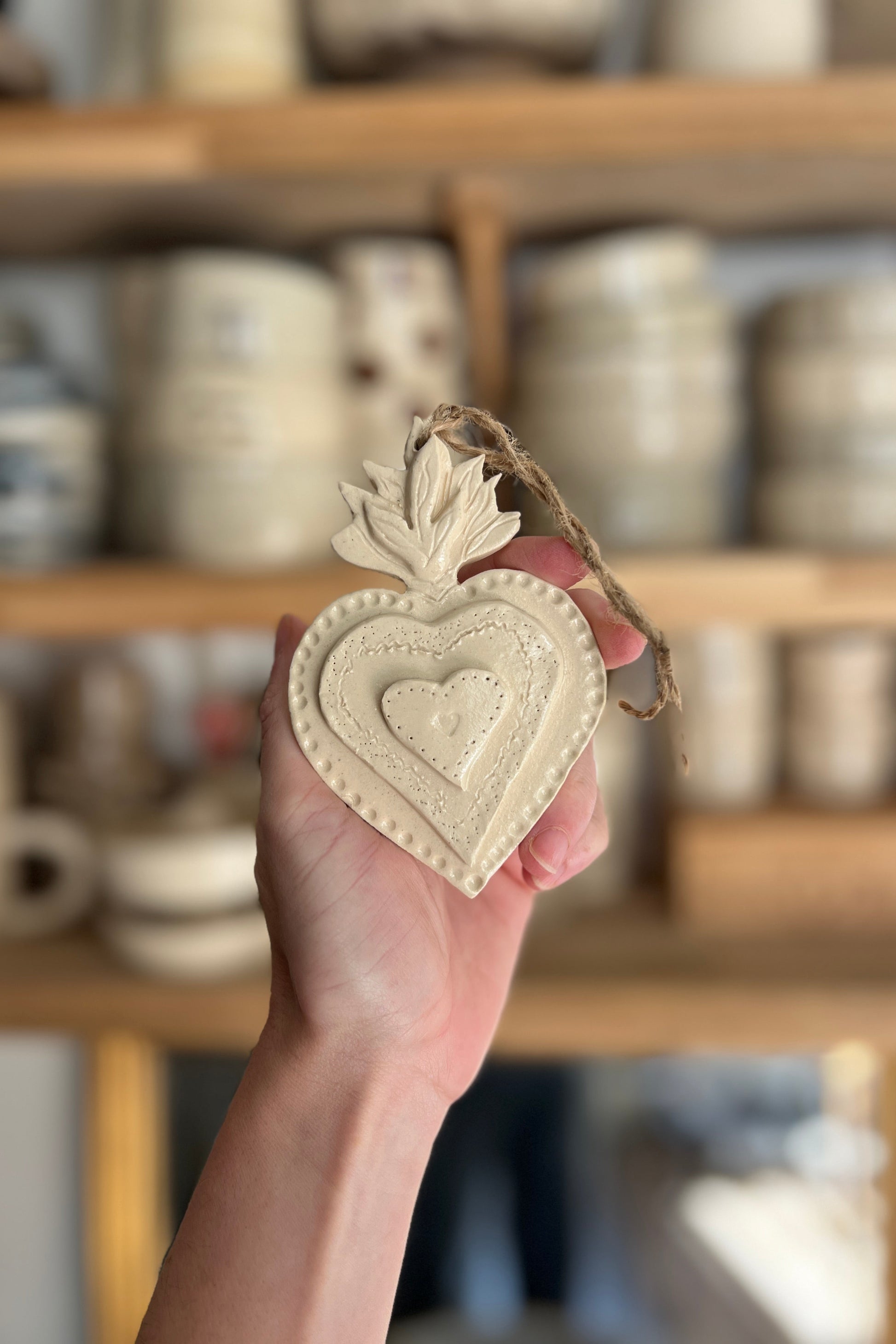 ex voto triple coeur en relief entièrement façonné à la main dans un atelier de ceramique artisanale a Montpellier pièce unique
