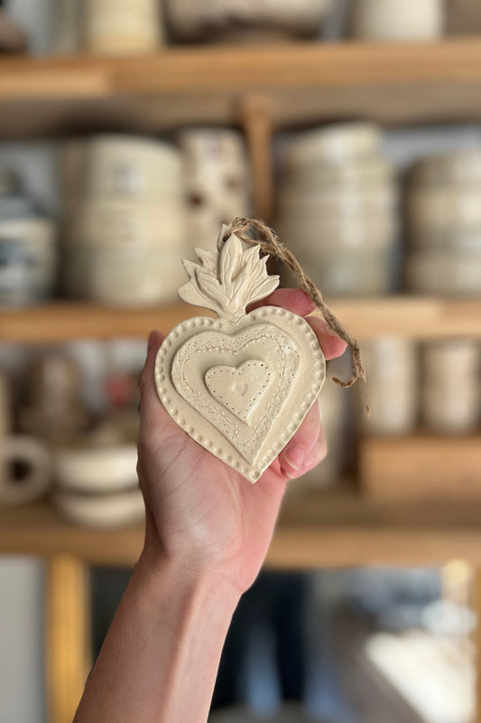 ex voto triple coeur en relief entièrement façonné à la main dans un atelier de ceramique artisanale a Montpellier pièce unique