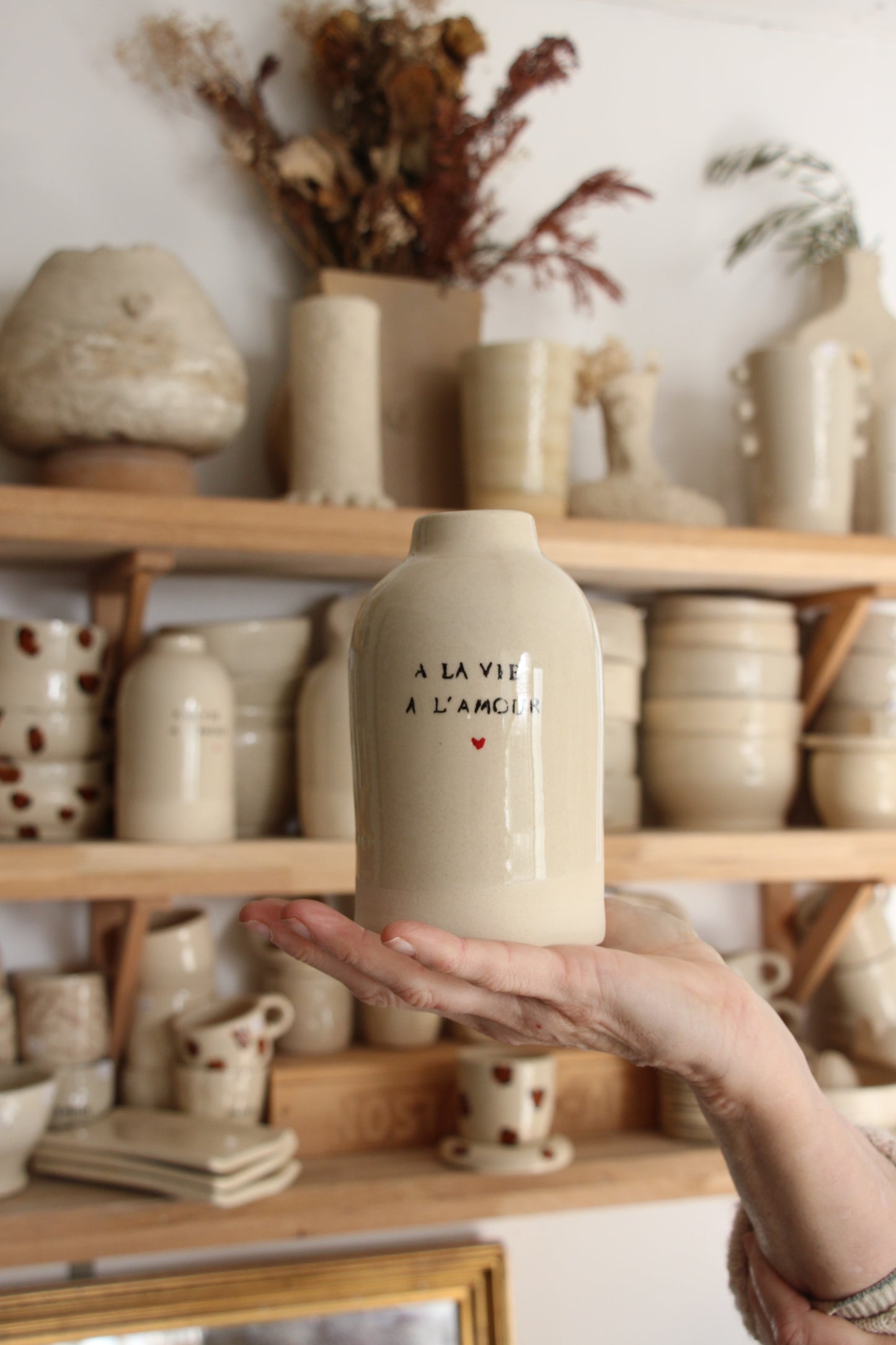 vase fait en céramique grès dans un atelier de poterie artisanale à Montpellier thème de l'amour parfait pour la saint Valentin comme idée cadeau